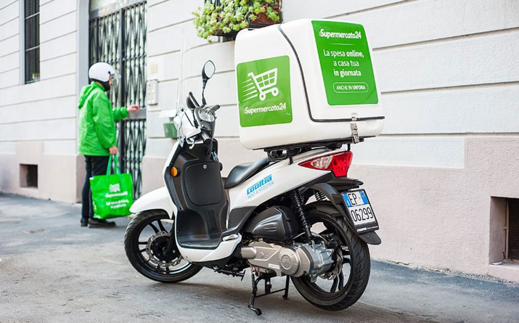 An image of a moped and delivery man from Italian grocery delivery startup Everli